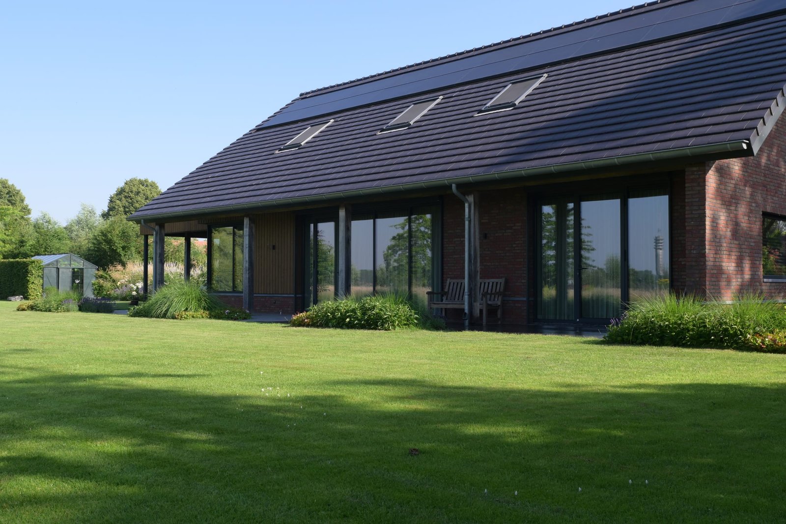 Landelijke tuin met weelderige borders
