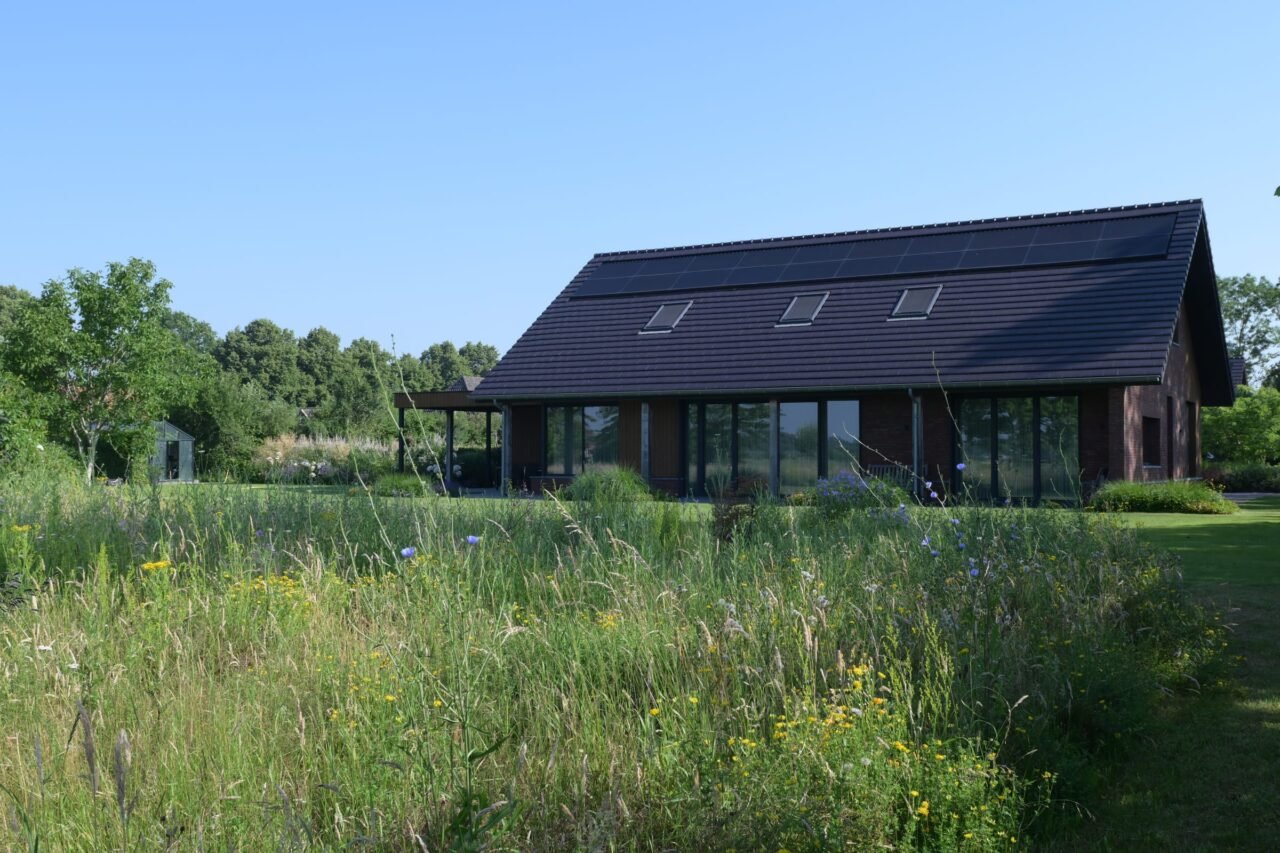 Landelijke tuin met weelderige borders, foto 1