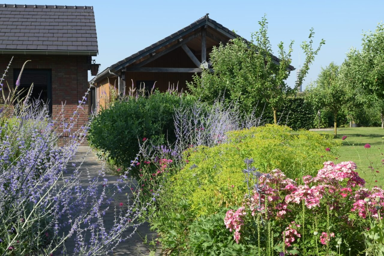 Landelijke tuin met weelderige borders, foto 6