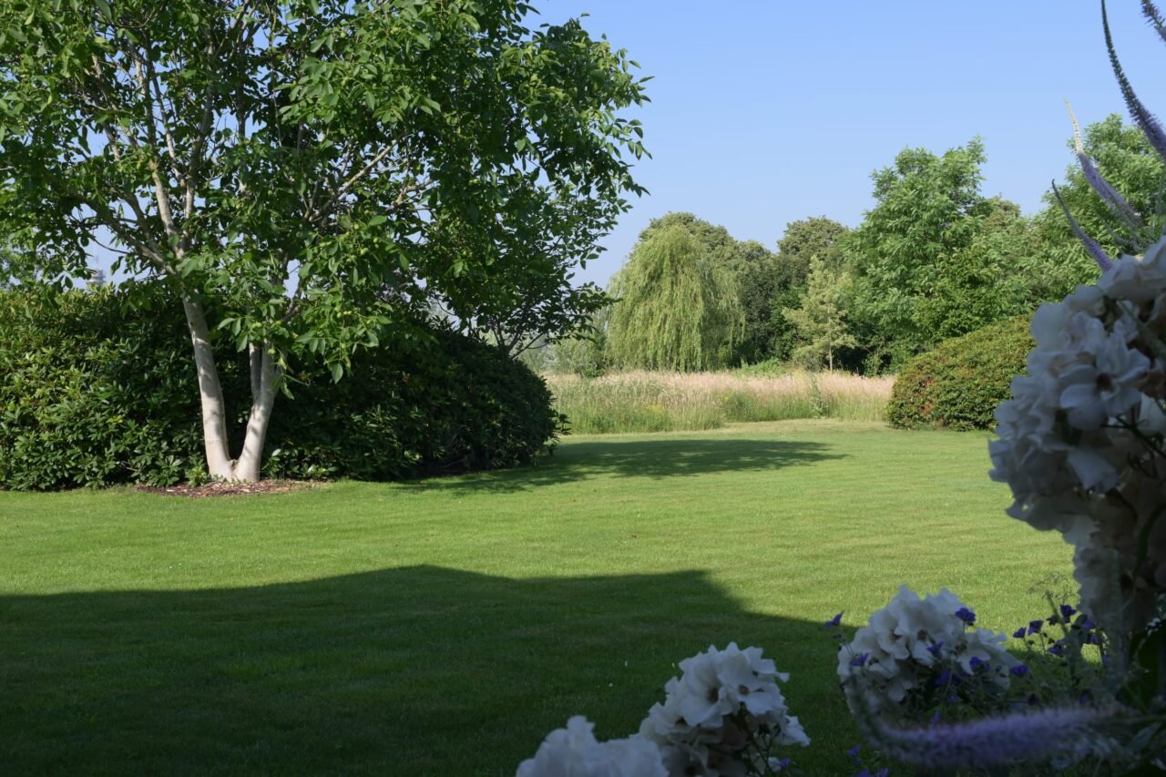 Landelijke tuin met weelderige borders, foto 9