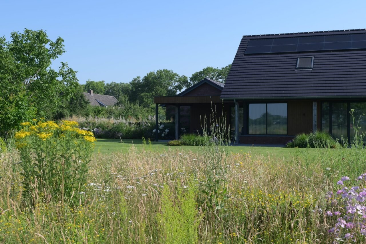 Landelijke tuin met weelderige borders, foto 13