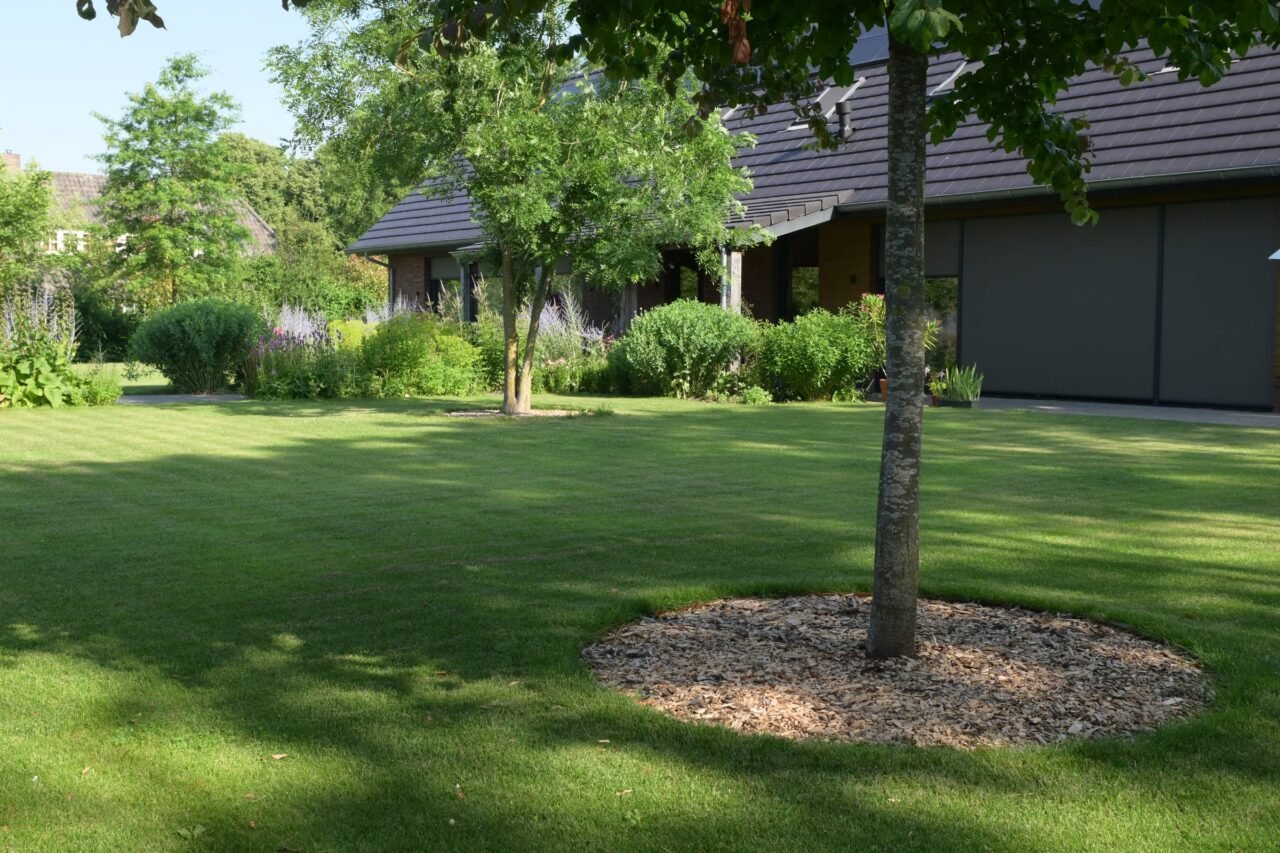 Landelijke tuin met weelderige borders, foto 15