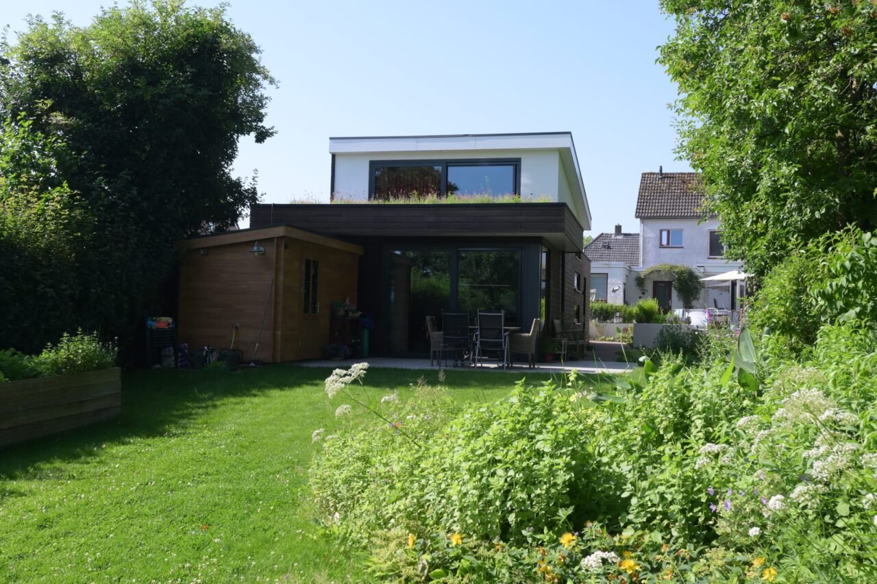Tuin met groendak op het bijgebouw