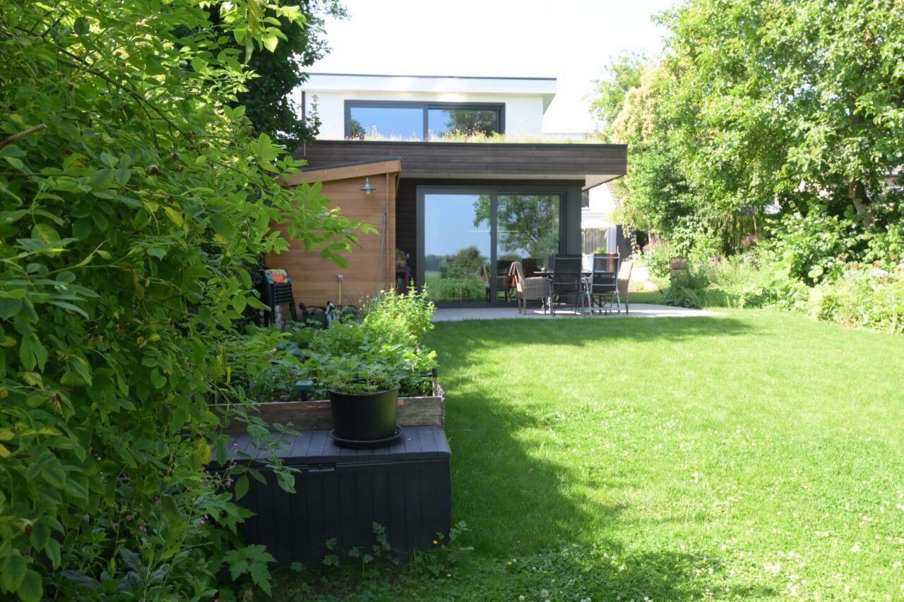 Tuin met groendak op het bijgebouw, foto 1