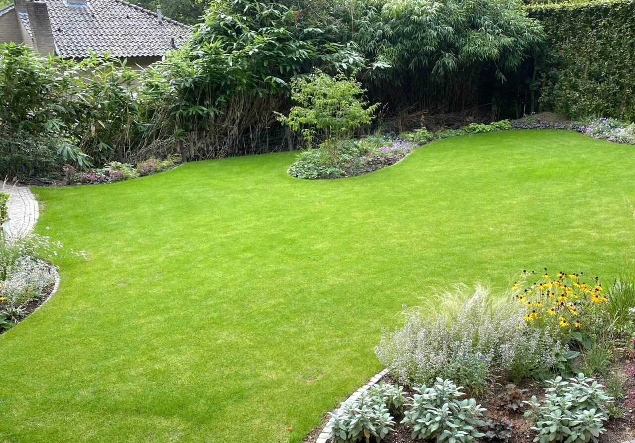 Tuin met hoogteverschil en betonnen trappen, foto 3