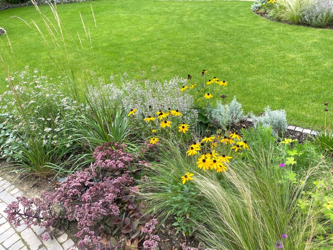 Tuin met hoogteverschil en betonnen trappen, foto 8