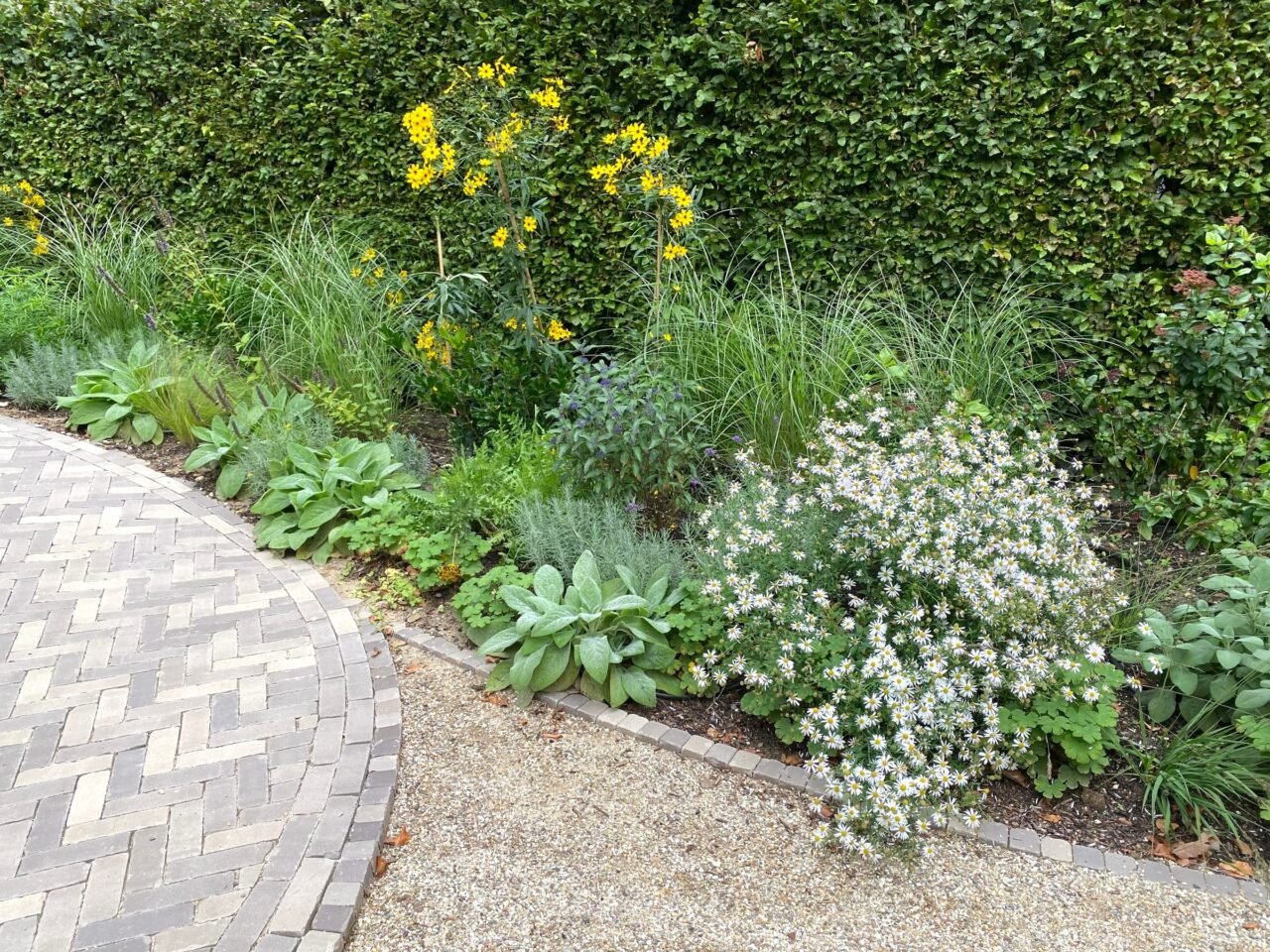 Tuin met hoogteverschil en betonnen trappen, foto 9