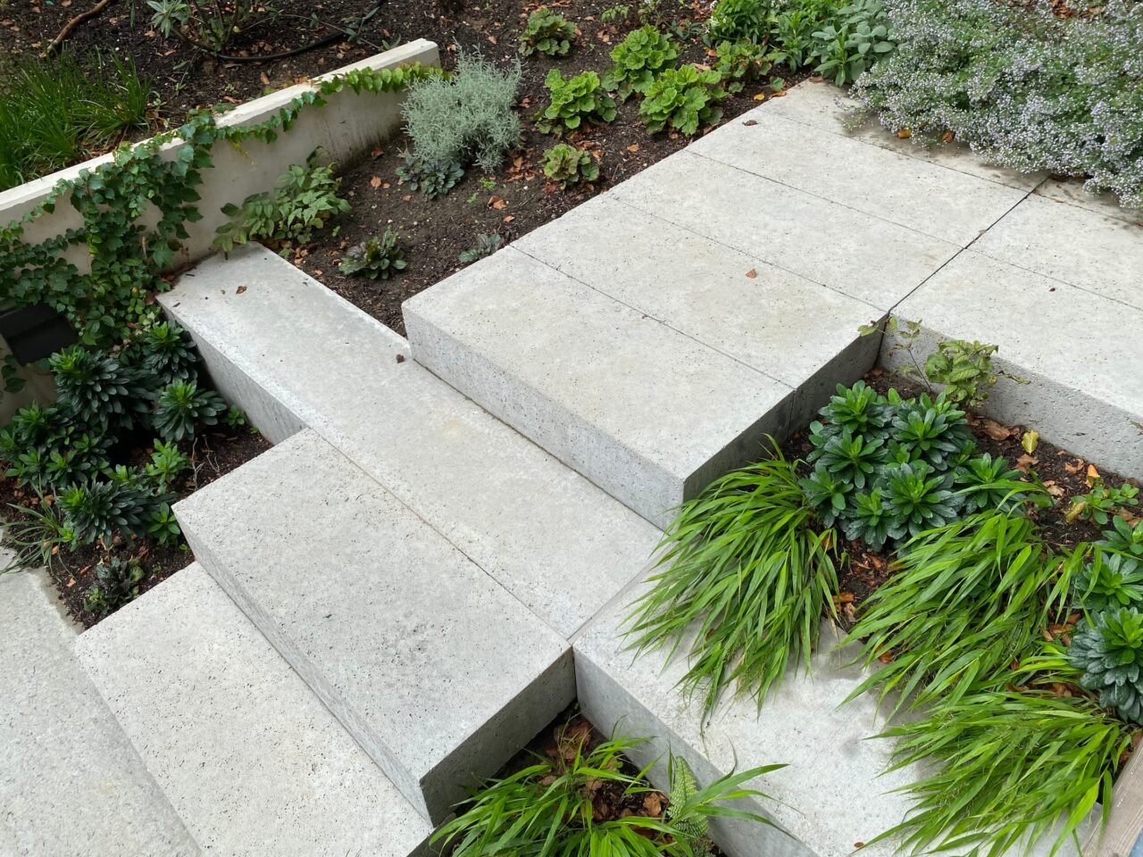 Tuin met hoogteverschil en betonnen trappen, foto 10