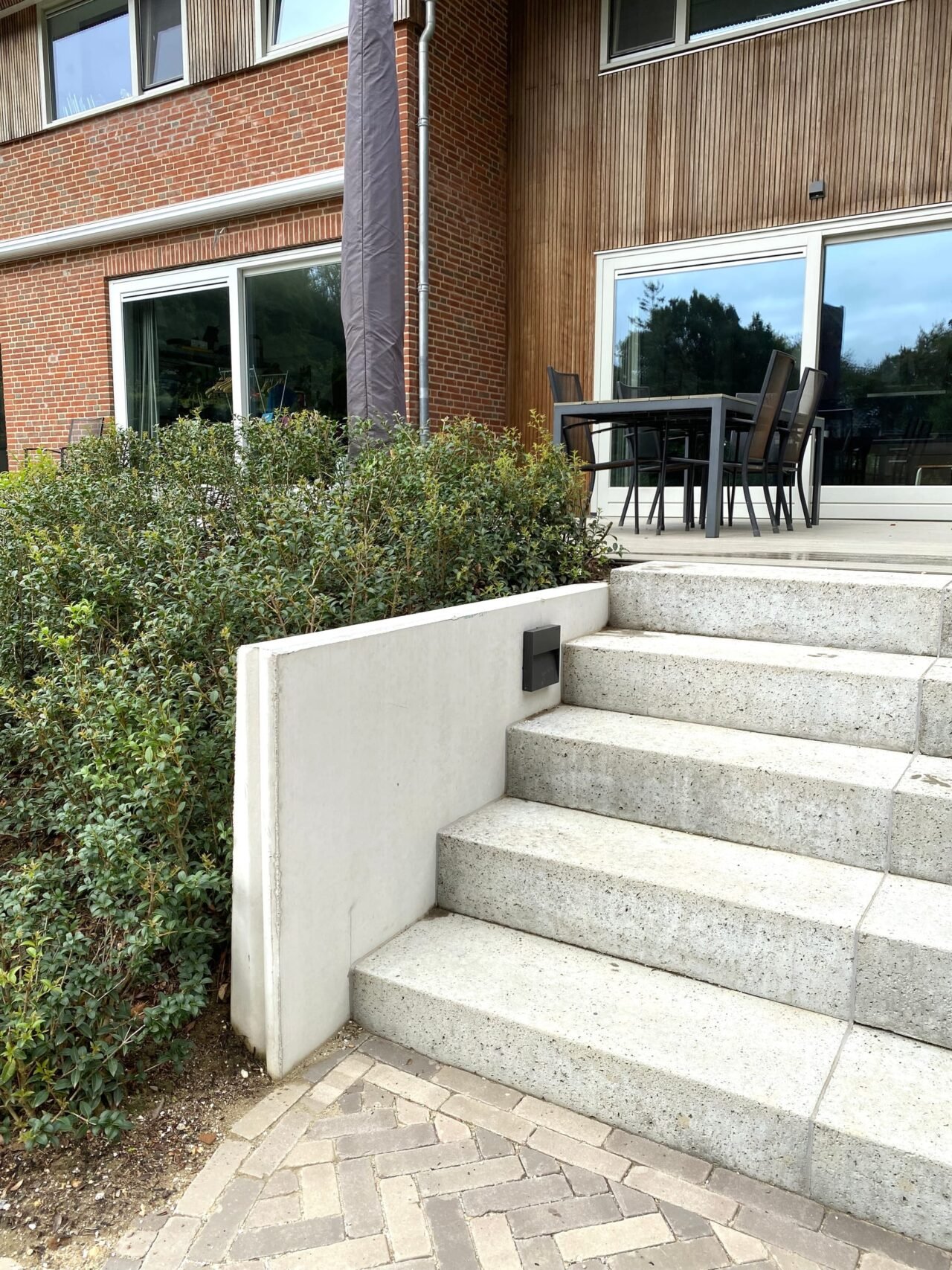 Tuin met hoogteverschil en betonnen trappen, foto 11