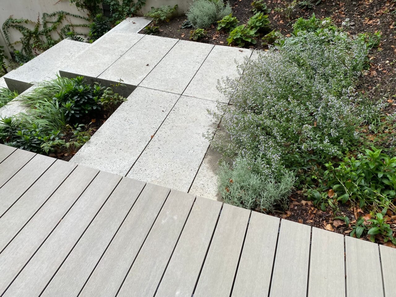 Tuin met hoogteverschil en betonnen trappen, foto 12