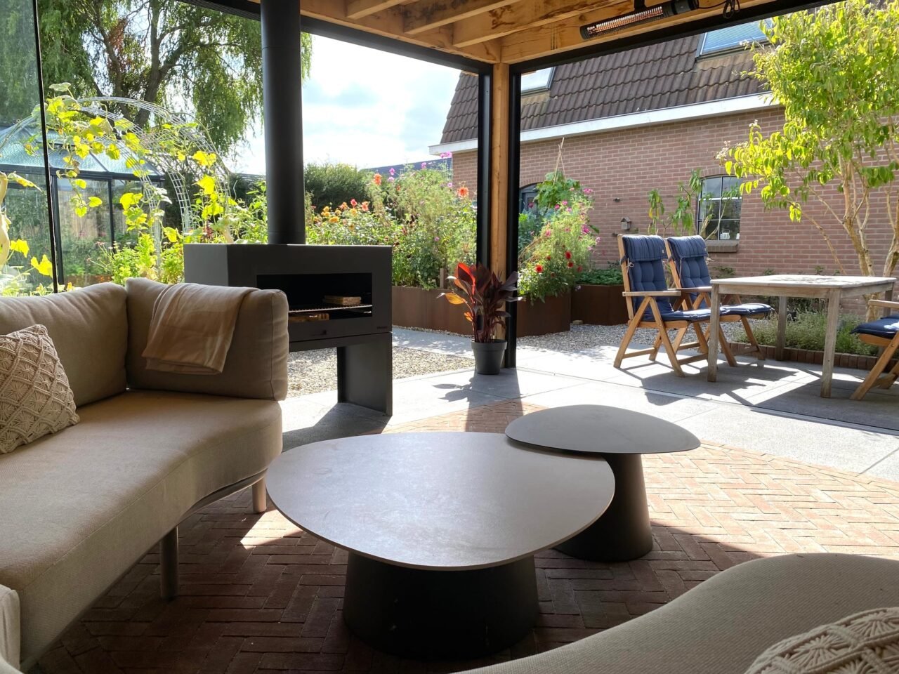Tuin met overkapping, kas en tuinhuis