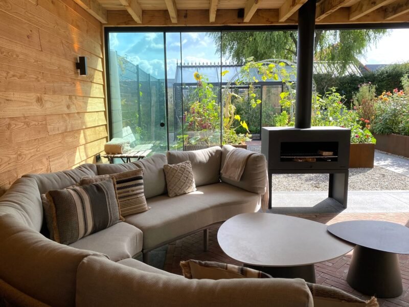 Overkapping met loungeset en buitenhaard