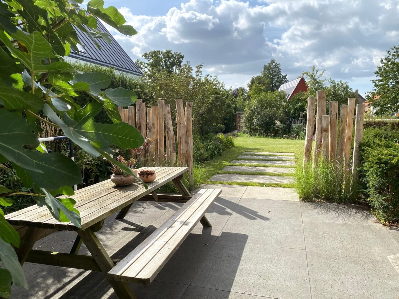Tuin met overkapping, kas en tuinhuis, foto 3