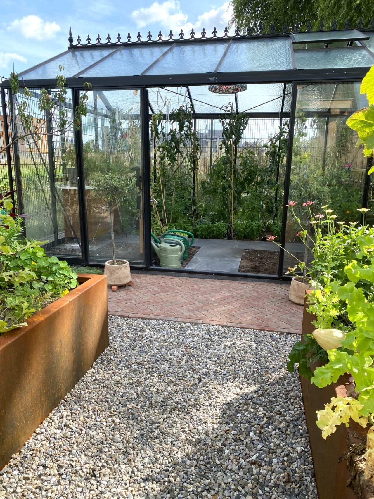 Tuin met overkapping, kas en tuinhuis, foto 4