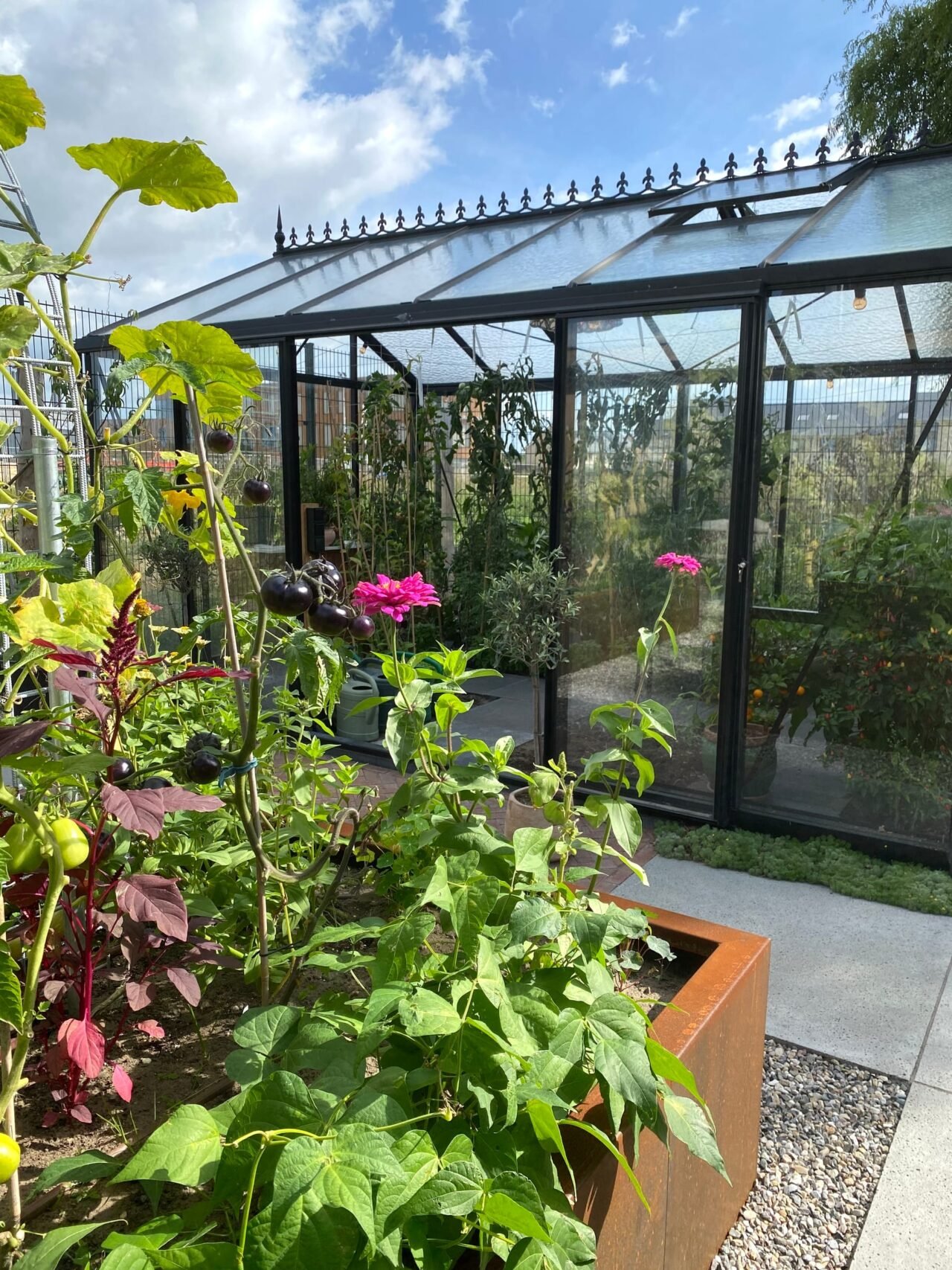 Tuin met overkapping, kas en tuinhuis, foto 5