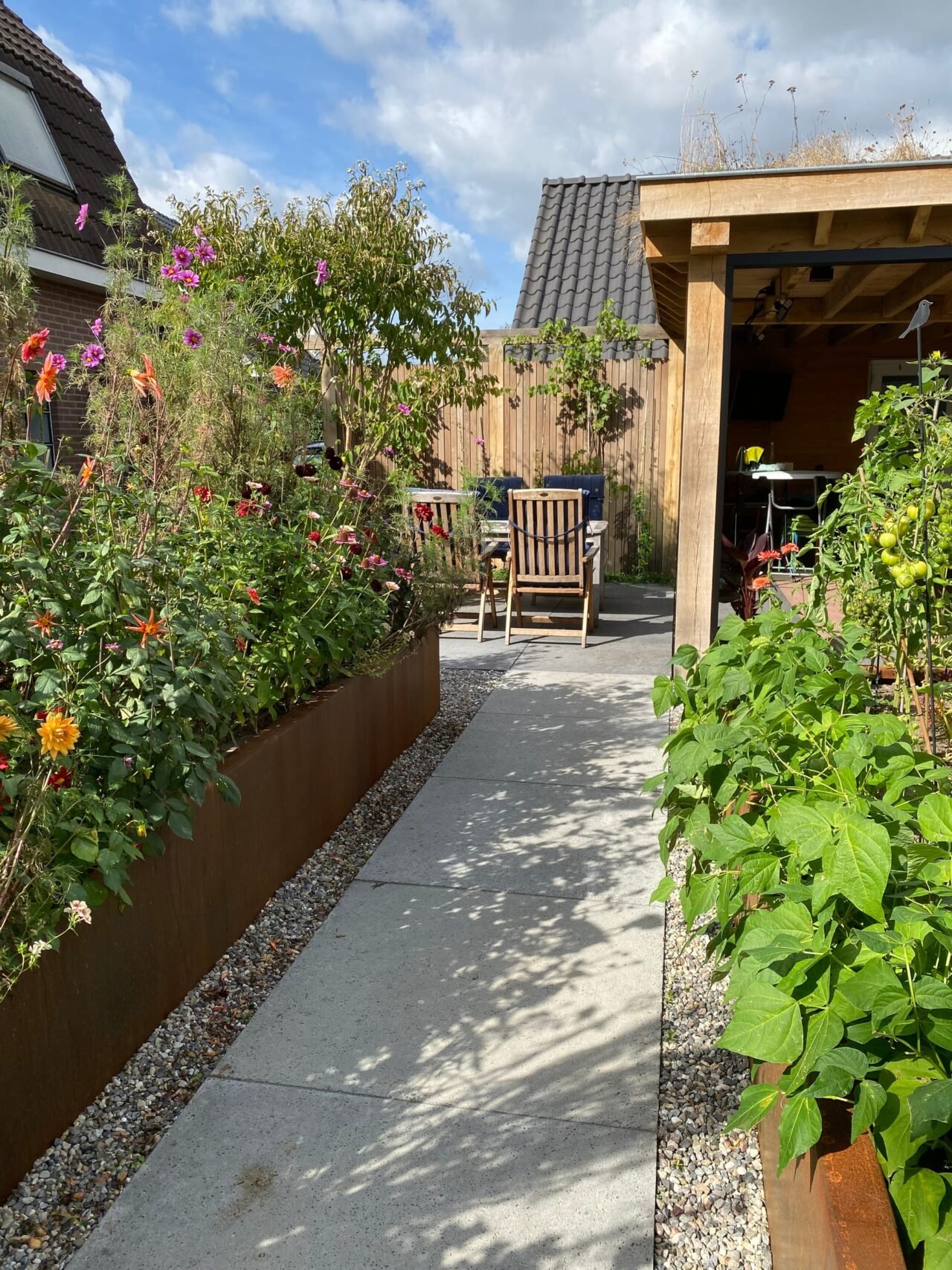 Tuin met overkapping, kas en tuinhuis, foto 6