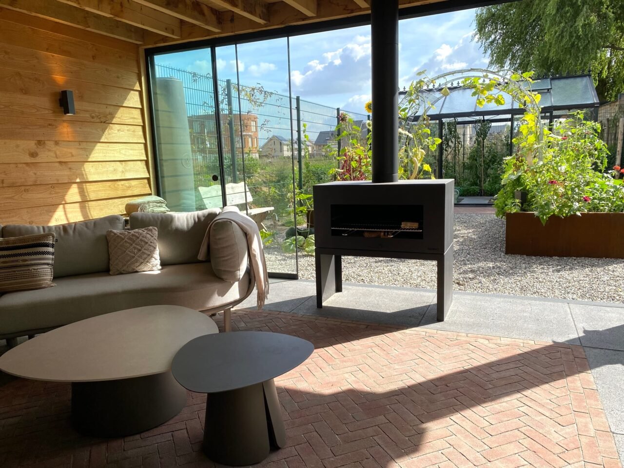 Tuin met overkapping, kas en tuinhuis, foto 8