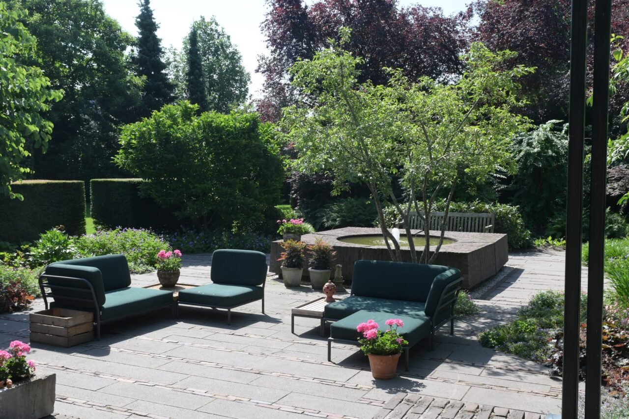 Tuin met zwembad en strakke hagen, foto 5