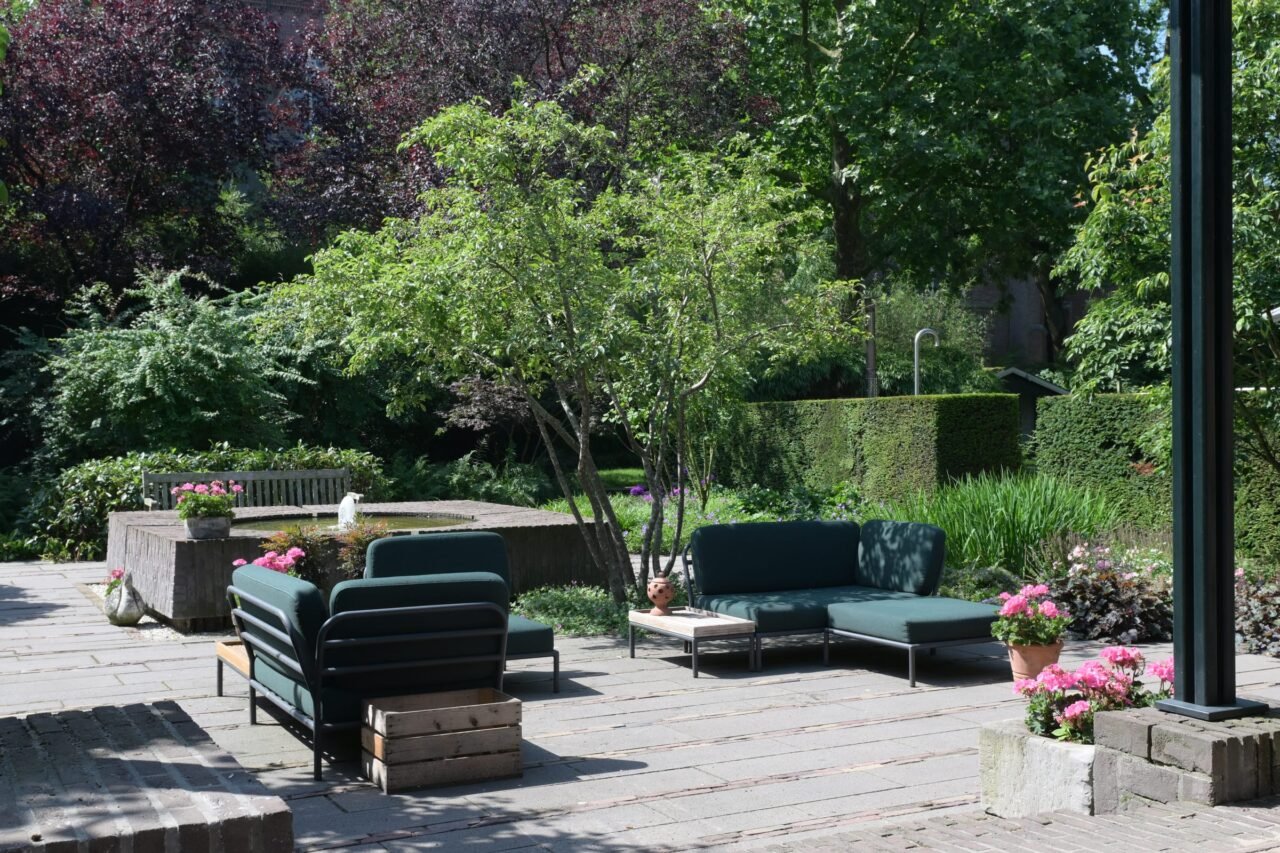 Tuin met zwembad en strakke hagen, foto 6