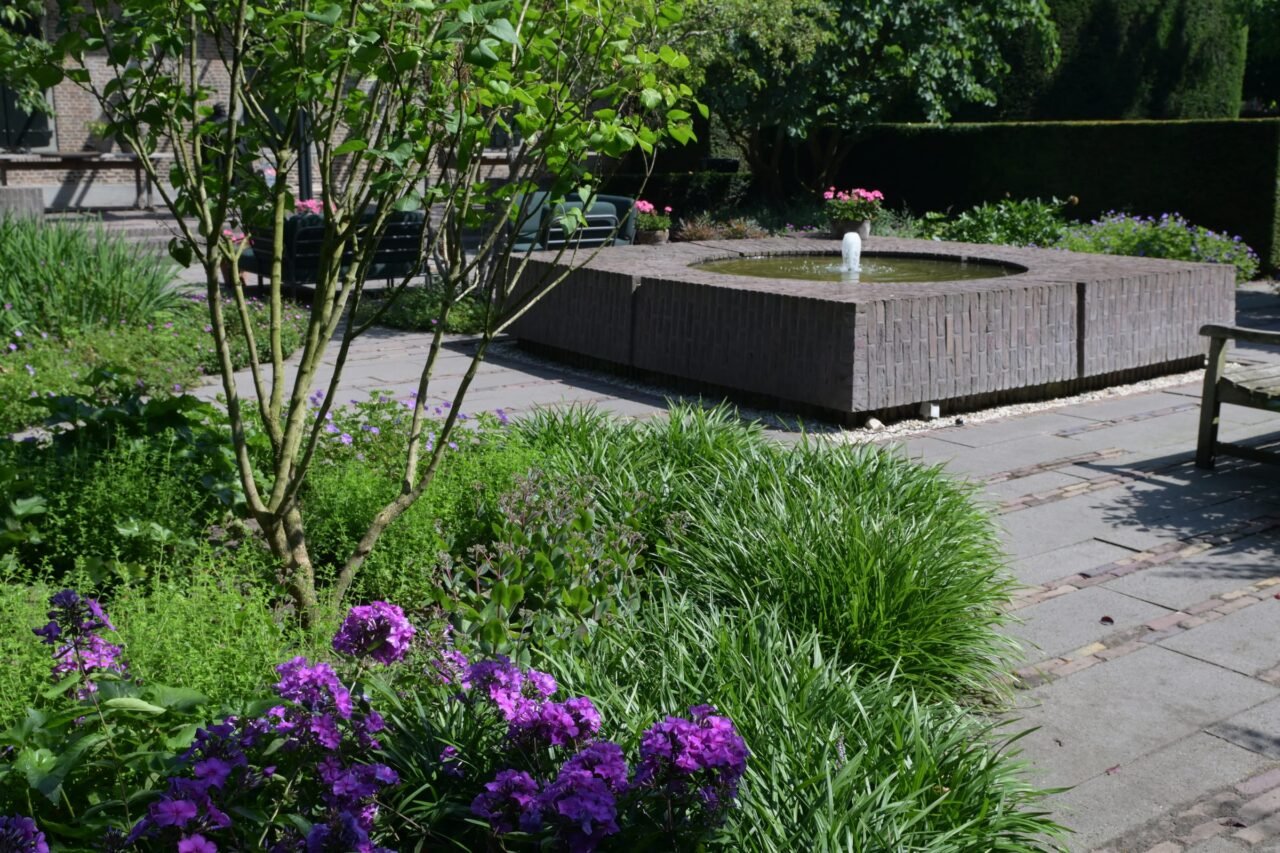 Tuin met zwembad en strakke hagen, foto 7
