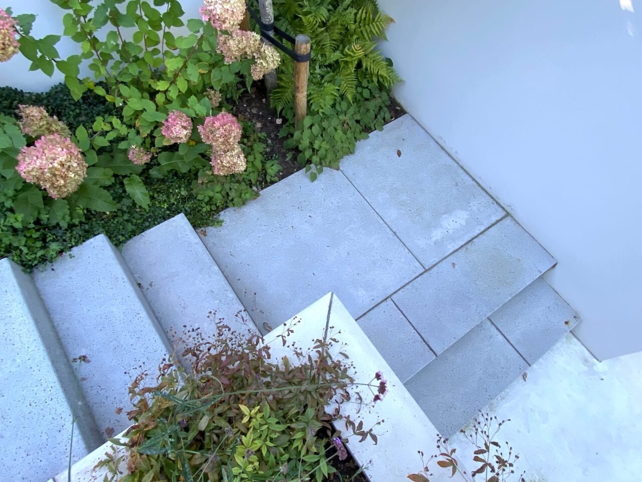 Voortuin met natuursteen en oprit, foto 4