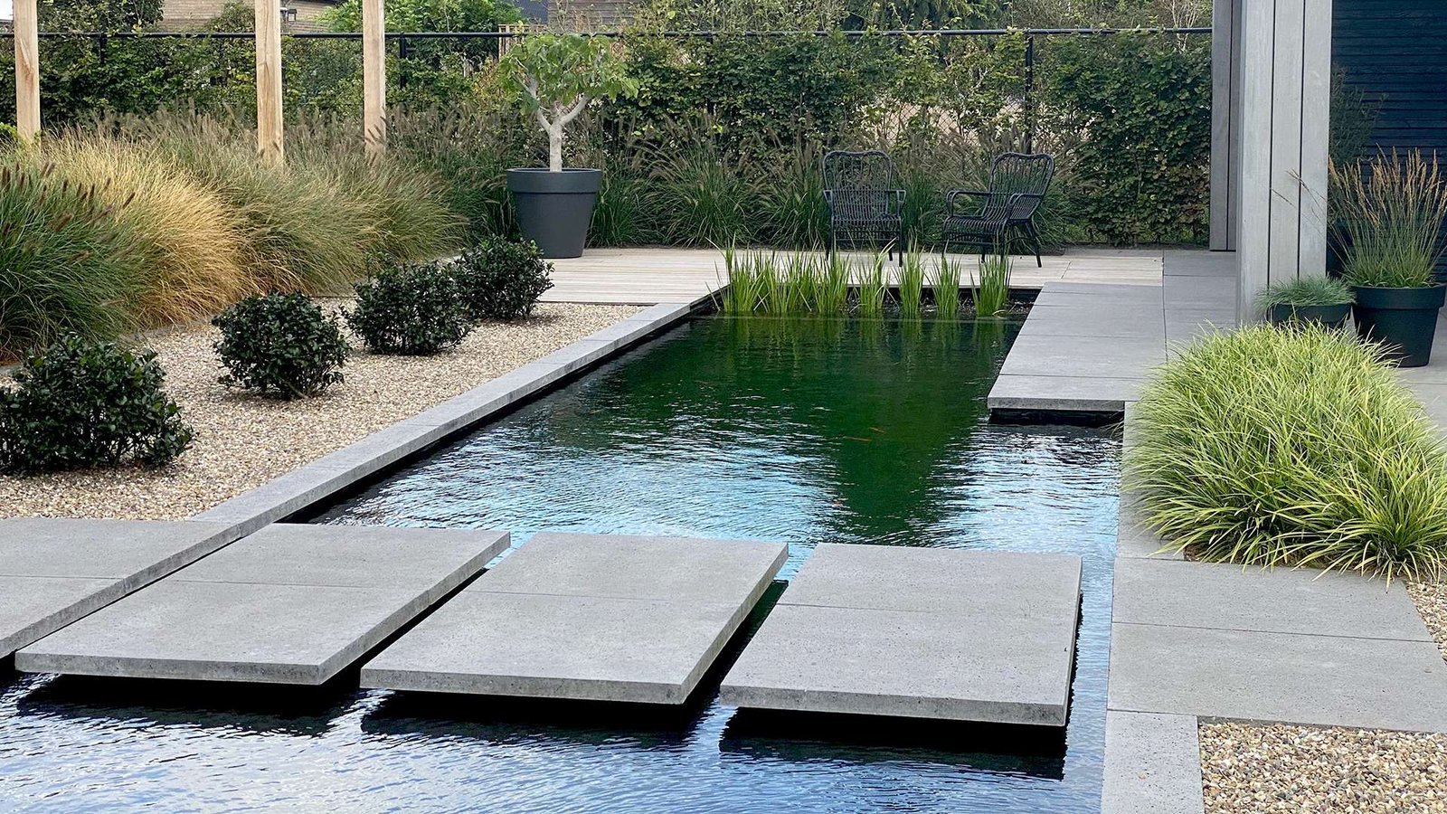 Minimalistische tuin met zwemvijver en veranda, Uden