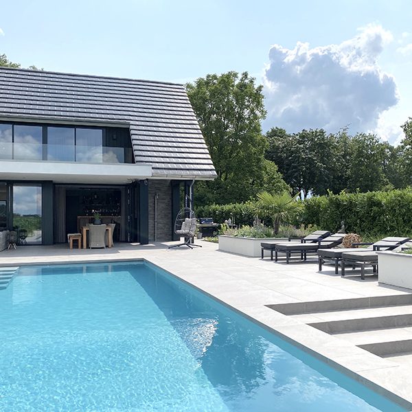 Schadewijk Hoveniers - Minimalistische tuin bij moderne schuurwoning 9